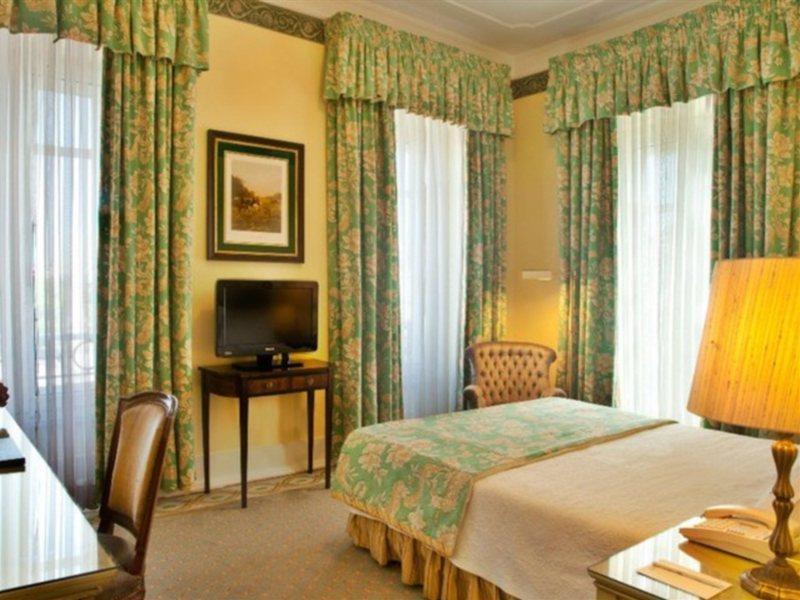 Hotel Avenida Palace Lisboa Exteriér fotografie A guest room at the Hotel de Ville